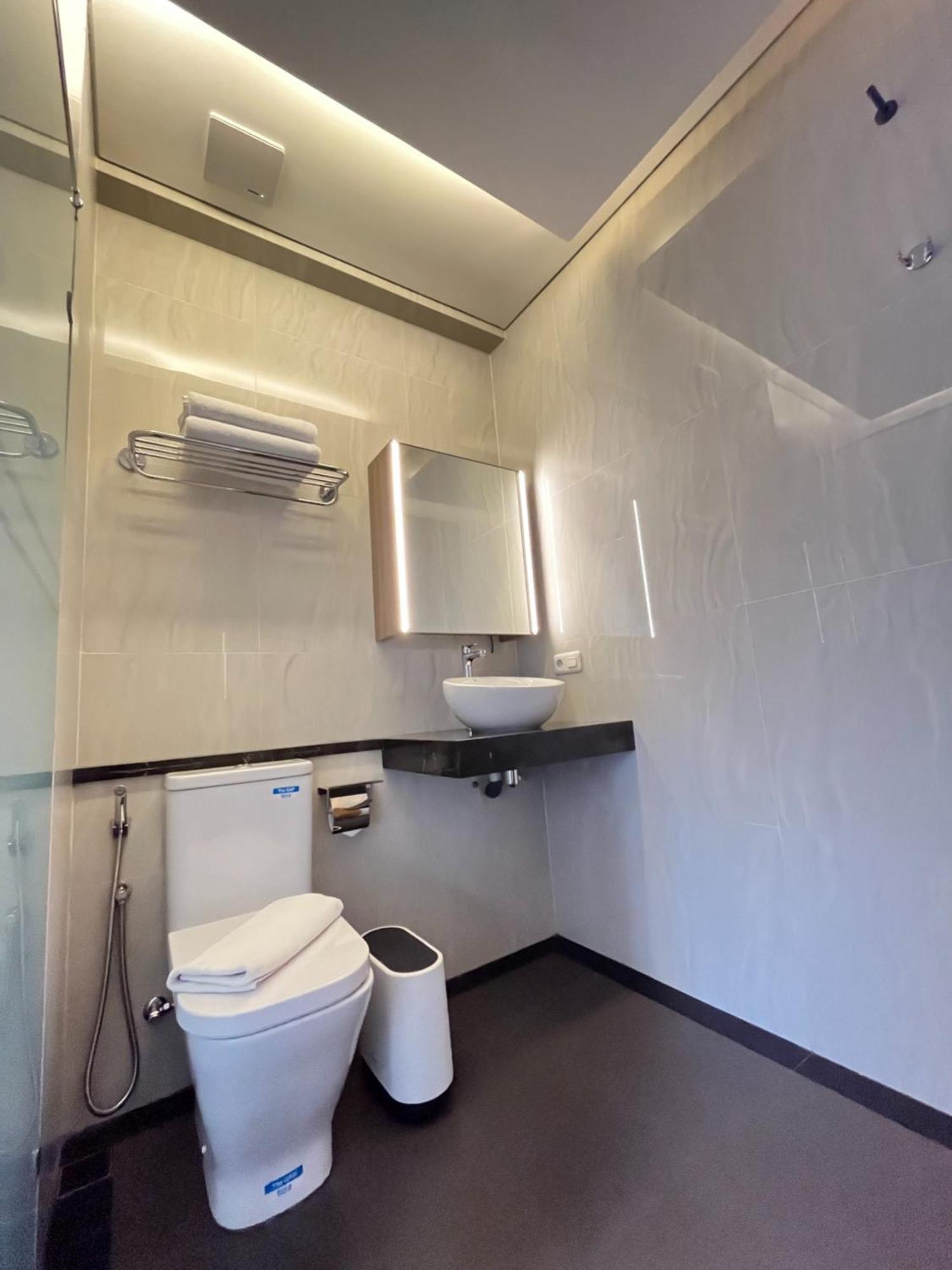 Bening Boutique Hotel Managed By Salak Hospitality เบกาซิ ภายนอก รูปภาพ